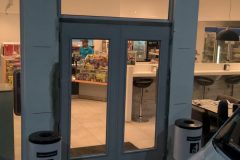 Puerta principal de tienda3